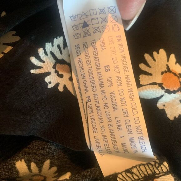 🎄Forever 21 Daisy Print Romper - Picture 9 of 10